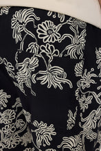 Load image into Gallery viewer, Shorts Bañador estampado flores Azul
