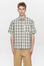 Load image into Gallery viewer, camisa manga corta cuadros negro
