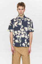 Cargar imagen en el visor de la galería, Camisa con estampado flores azul
