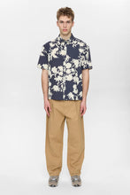 Cargar imagen en el visor de la galería, Camisa con estampado flores azul
