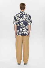 Cargar imagen en el visor de la galería, Camisa con estampado flores azul
