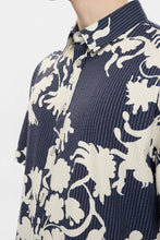Cargar imagen en el visor de la galería, Camisa con estampado flores azul
