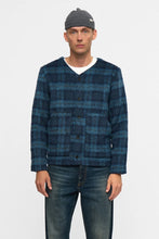 Cargar imagen en el visor de la galería, Sobrecamisa cuello pico cuadros Azul
