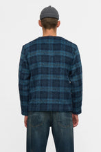 Cargar imagen en el visor de la galería, Sobrecamisa cuello pico cuadros Azul
