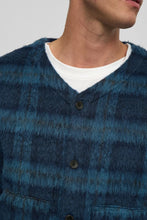 Cargar imagen en el visor de la galería, Sobrecamisa cuello pico cuadros Azul
