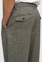 Cargar imagen en el visor de la galería, Pantalón con pinzas Negro melange
