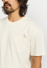 Load image into Gallery viewer, Camiseta con bordado y bolsillo Blanco
