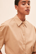 Load image into Gallery viewer, Blusa corta oversize BEIGE
