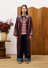 Cargar imagen en el visor de la galería, gabardina-vinilo-borgoña-brillante-trench-coat-impermeable-mujer-arbol-shop
