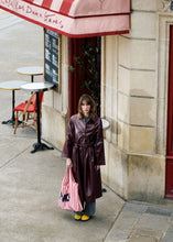 Cargar imagen en el visor de la galería, Gabardina vinilo brillante BORGOÑA
