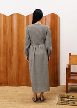 Cargar imagen en el visor de la galería, vestido-cruzado-estampado-vichy-blanco-y-negro-corte-wrap-arbol-shop
