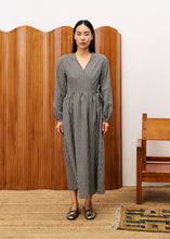 Cargar imagen en el visor de la galería, vestido-cruzado-estampado-vichy-blanco-y-negro-corte-wrap-arbol-shop
