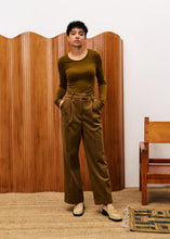 Cargar imagen en el visor de la galería, pantalon-pinzas-mujer-color-ocre-wide-leg-tiro-alto-arbol-shop
