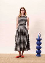 Cargar imagen en el visor de la galería, vestido-midi-mujer-cuadros-vichy-negro-blanco-cintura-elastica-bolsillos-arbol-shop
