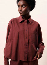 Cargar imagen en el visor de la galería, camisa-mujer-algodon-holgada-oversize-burdeos-bolsillo-frontal-arbol-shop
