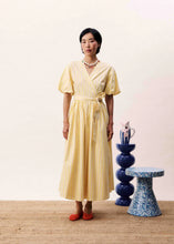 Load image into Gallery viewer, Vestido midi cruzado Rayas Amarillo
