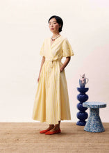 Load image into Gallery viewer, Vestido midi cruzado Rayas Amarillo
