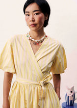 Load image into Gallery viewer, Vestido midi cruzado Rayas Amarillo
