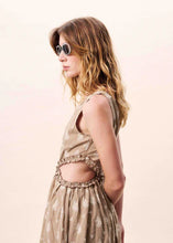 Cargar imagen en el visor de la galería, vestido-largo-sin-mangas-acampanado-camel-botones-escote-cuadrado-arbol-shop

