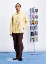 Cargar imagen en el visor de la galería, Camisa entallada imitación cuero Amarillo
