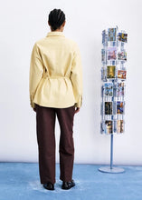 Cargar imagen en el visor de la galería, Camisa entallada imitación cuero Amarillo
