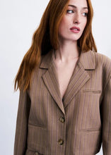 Cargar imagen en el visor de la galería, Blazer crop con cuello solapa rayas marrón
