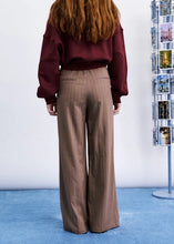 Cargar imagen en el visor de la galería, Pantalón con doble pinza rayas Beige
