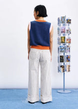 Load image into Gallery viewer, Chaleco corto punto estampado azul
