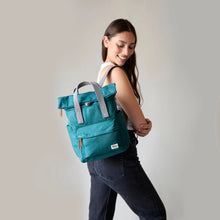 Load image into Gallery viewer, Mochila roll top Azul denim
