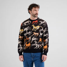 Cargar imagen en el visor de la galería, jersey-hombre-algodon-organico-negro-estampado-caballos-multicolor-arbol-shop
