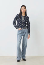 Cargar imagen en el visor de la galería, polo-punto-mujer-azul-marino-estampado-rombos-geometrizado-arbol-shop
