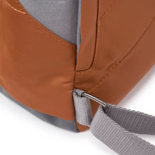 Cargar imagen en el visor de la galería, Mochila roll top mediana Marrón
