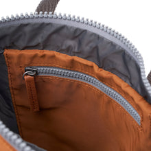 Cargar imagen en el visor de la galería, Mochila roll top mediana Marrón
