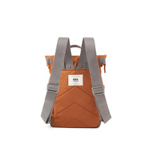 Cargar imagen en el visor de la galería, Mochila roll top mediana Marrón

