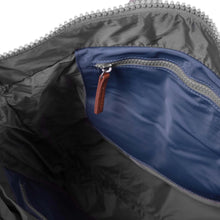 Load image into Gallery viewer, Mochila roll top Azul denim
