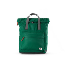 Load image into Gallery viewer, Mochila roll top mediana kaki
