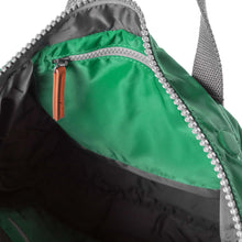 Load image into Gallery viewer, Mochila roll top mediana kaki
