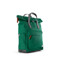 Load image into Gallery viewer, Mochila roll top mediana kaki
