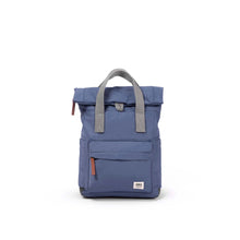 Load image into Gallery viewer, Mochila roll top Azul denim
