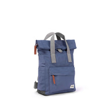 Load image into Gallery viewer, Mochila roll top Azul denim
