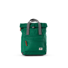 Load image into Gallery viewer, Mochila roll top mediana kaki
