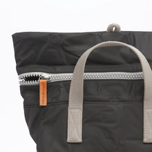 Cargar imagen en el visor de la galería, Mochila roll top Negra
