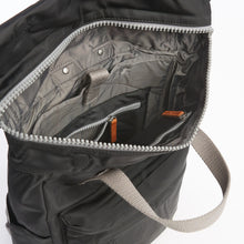 Cargar imagen en el visor de la galería, Mochila roll top Negra
