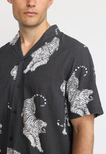 Cargar imagen en el visor de la galería, Camisa estampado tigres Negro
