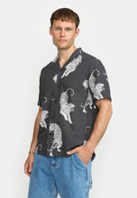 Cargar imagen en el visor de la galería, Camisa estampado tigres Negro
