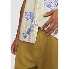 Cargar imagen en el visor de la galería, Camisa cuello solapa VERDE
