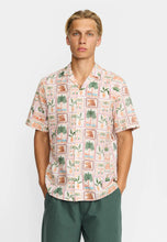 Cargar imagen en el visor de la galería, Camisa estampado palmeras Rosa
