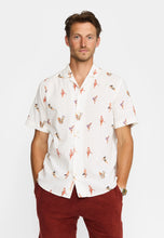 Cargar imagen en el visor de la galería, Camisa estampado pin up blanco
