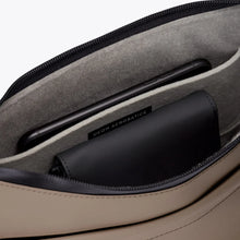 Cargar imagen en el visor de la galería, Bandolera minimalista CHOCOLATE
