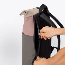 Load image into Gallery viewer, Mochila minimalista GRIS
